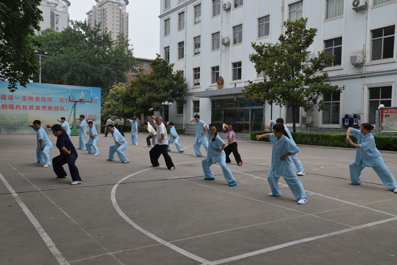 聘請(qǐng)陳式太極拳知名教練教學(xué)，開展太極拳興趣小組活動(dòng)。