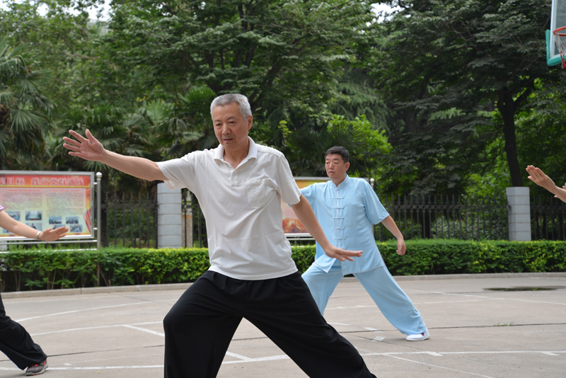 聘請(qǐng)陳式太極拳知名教練教學(xué)，開展太極拳興趣小組活動(dòng)。
