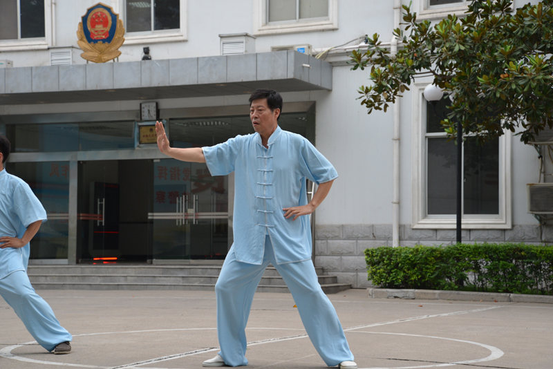 聘請(qǐng)陳式太極拳知名教練教學(xué)，開展太極拳興趣小組活動(dòng)。