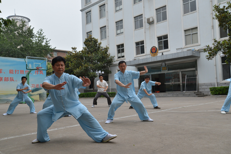 聘請(qǐng)陳式太極拳知名教練教學(xué)，開展太極拳興趣小組活動(dòng)。