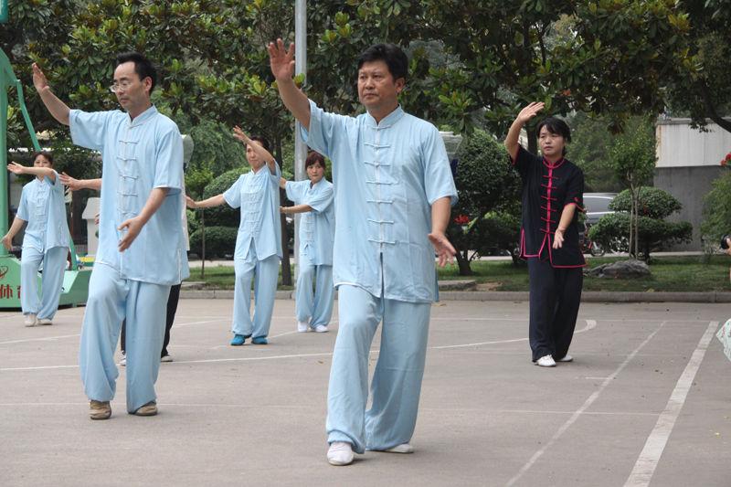 聘請(qǐng)陳式太極拳知名教練教學(xué)，開展太極拳興趣小組活動(dòng)。